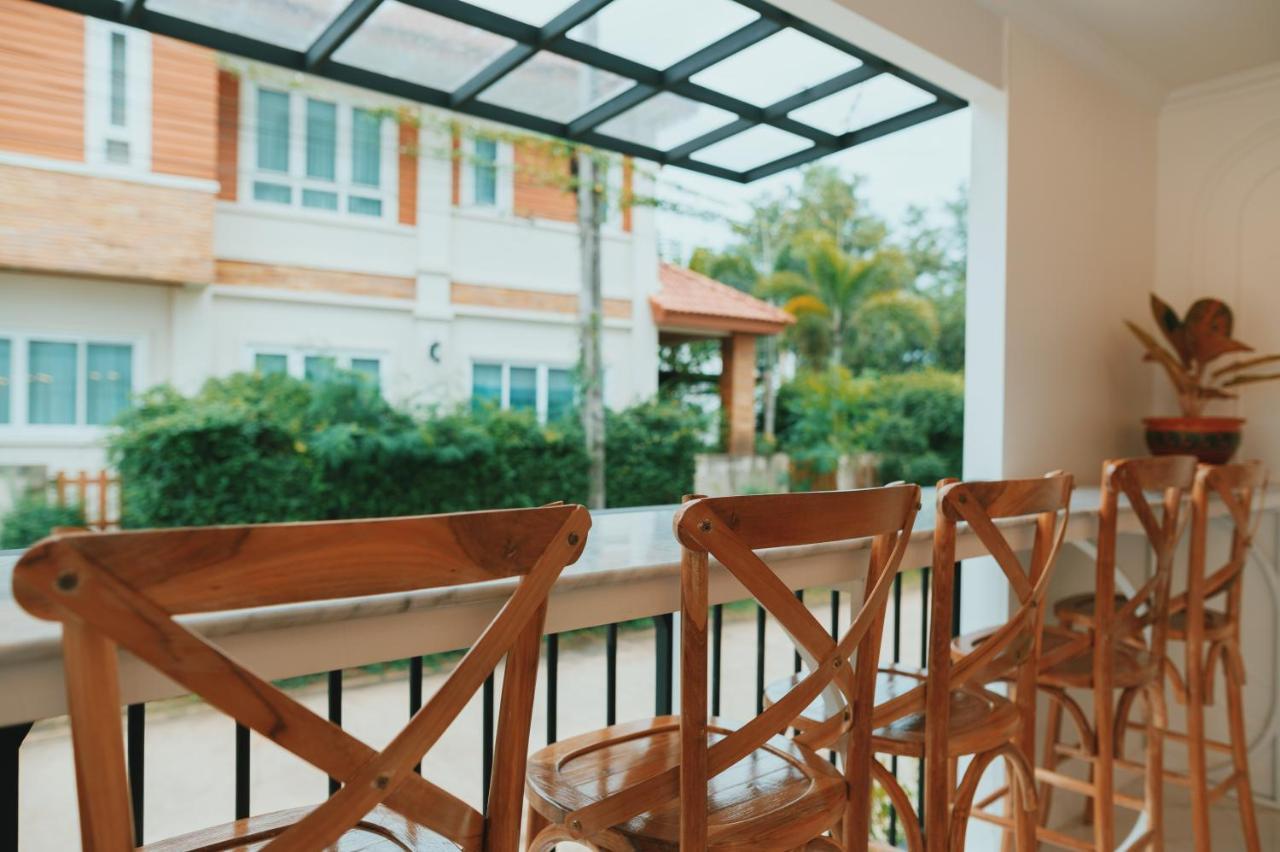 Chanita Hotel Чумфон Екстериор снимка