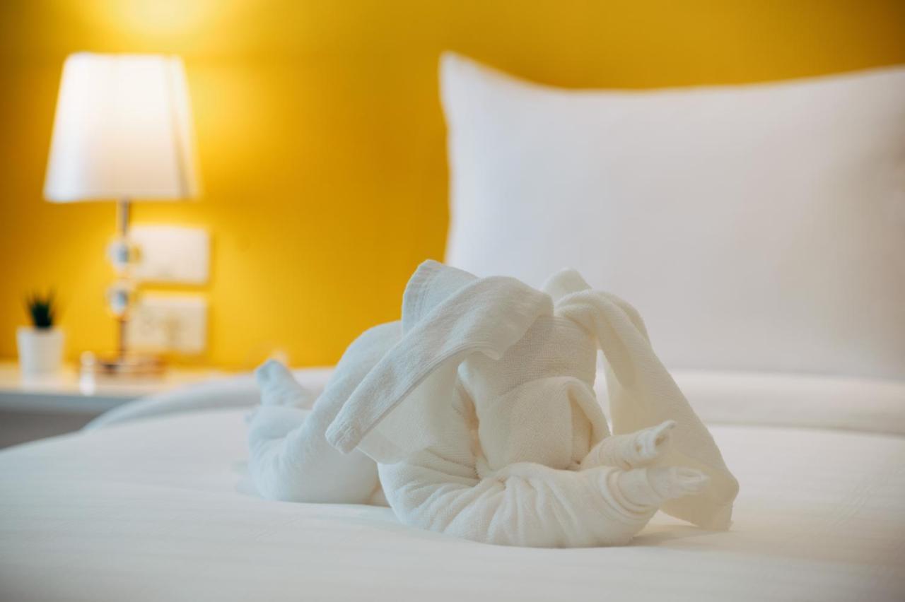 Chanita Hotel Чумфон Екстериор снимка